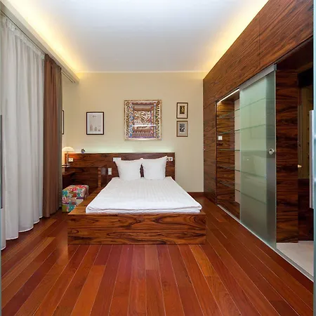 Louren - The Bridge 4* 프라하